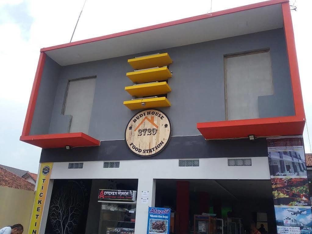 Budi House & Food Station Бандунг Экстерьер фото
